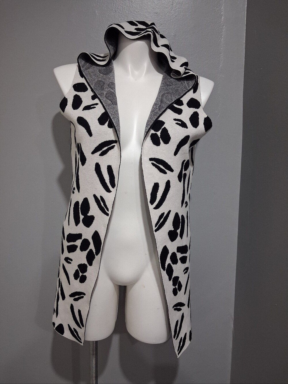 Sioni Black and White Knit Hoodie Vest